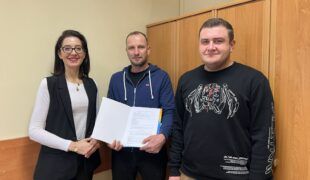 Podpisanie umowy na dofinansowanie OSP w Korytkowie. Od lewej: przedstawicielka Urzędu Marszałkowskiego, dwóch członków OSP Korytków