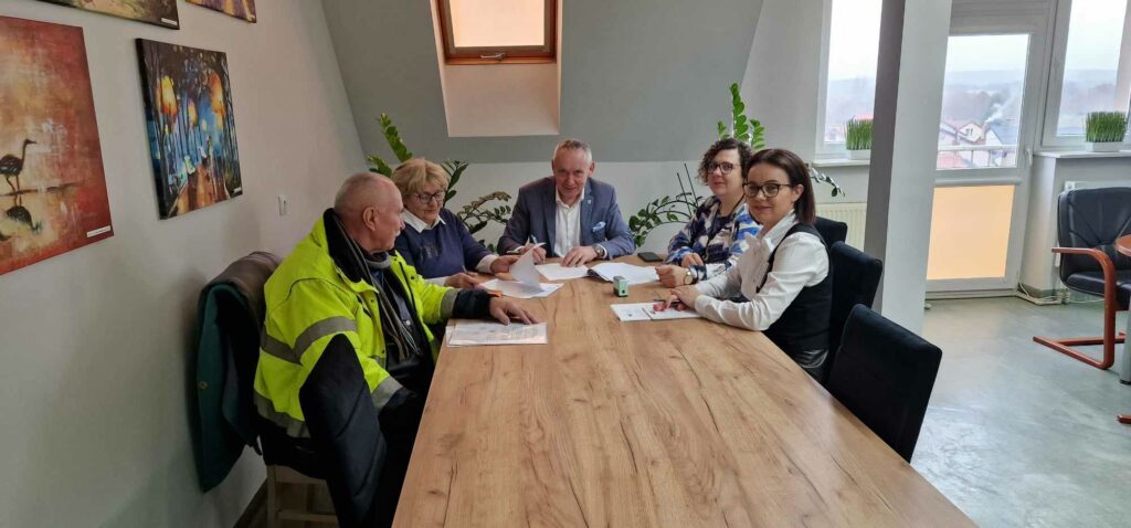 Podpisanie umowy w gabinecie Burmistrza Miasta i Gminy, Pan Burmistrz, Pani Sekretarz, Pani Skarbnik oraz przedstawicieli firmy wykonawczej siedzą przy stole